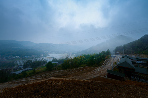 雾蒙蒙的山脉之间图片下载