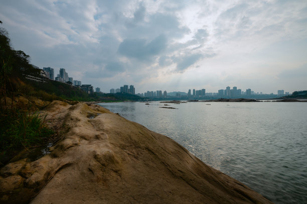 多云的河图片下载