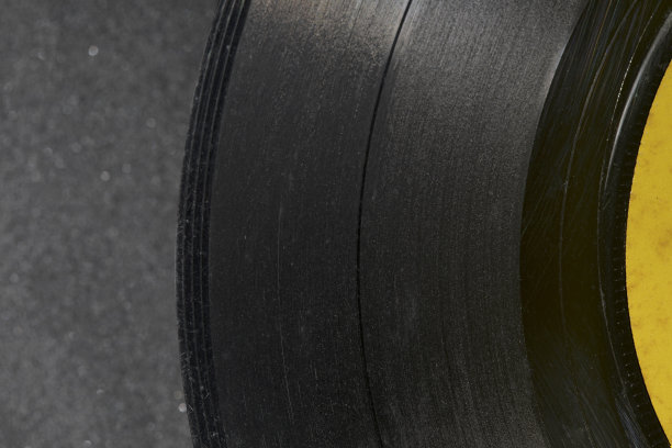 老式黑胶唱片，特写镜头，可见划痕图片下载