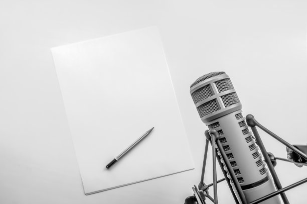 专业麦克风和空白纸图片下载