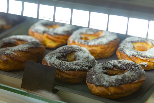 各式各样的烤奶油蛋糕在面包房咖啡厅的玻璃橱窗里。图片下载