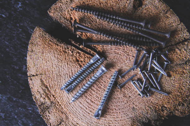 紧固件的木头。木桌上的自攻螺钉。图片下载