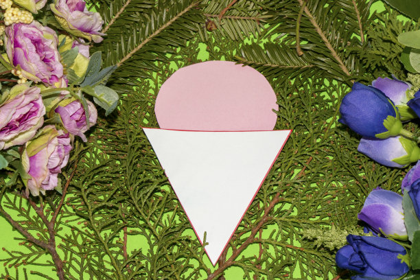纸冰淇淋与粉红色球在自然背景的常绿树叶和彩色花朵创意春天设计与复制空间图片下载