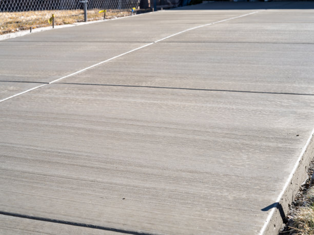 新鲜的混凝土板在明亮的阳光下干燥。图片下载