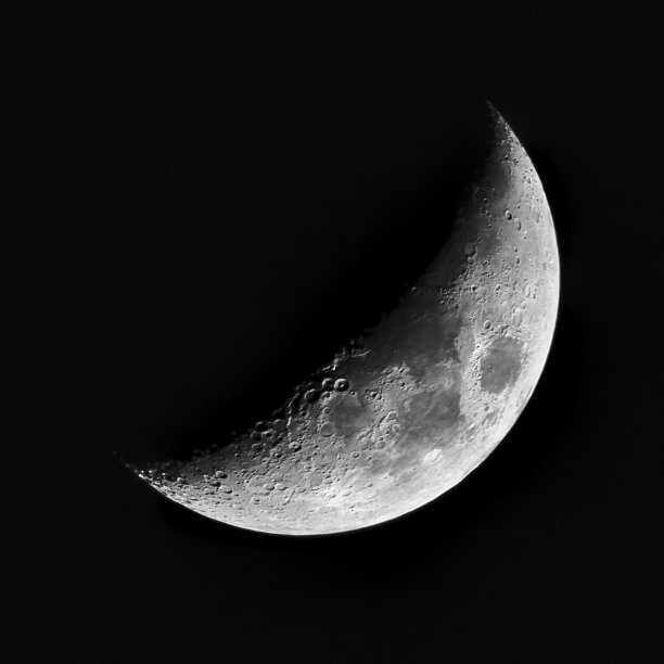 三月清晨的残月图片下载