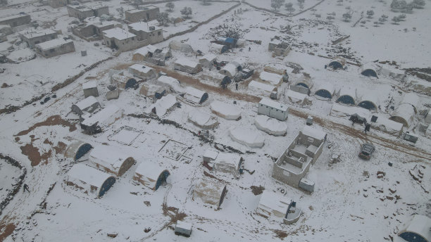 无人机拍摄的2022年3月13日叙利亚西北部受暴风雪影响的营地图片：帐篷遭到损坏图片下载