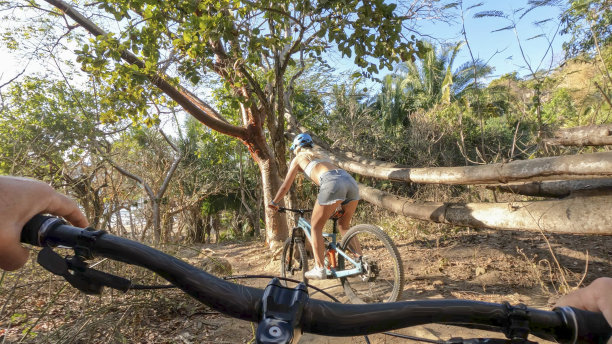 女山地自行车手沿着丛林小径行进图片下载