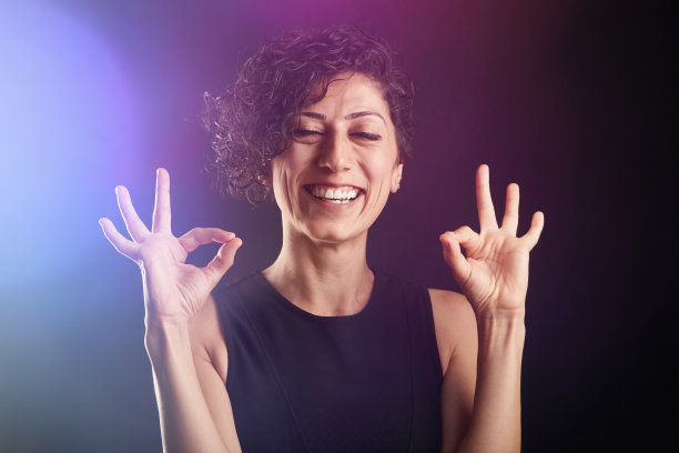 快乐的年轻女子做ok的手势图片下载