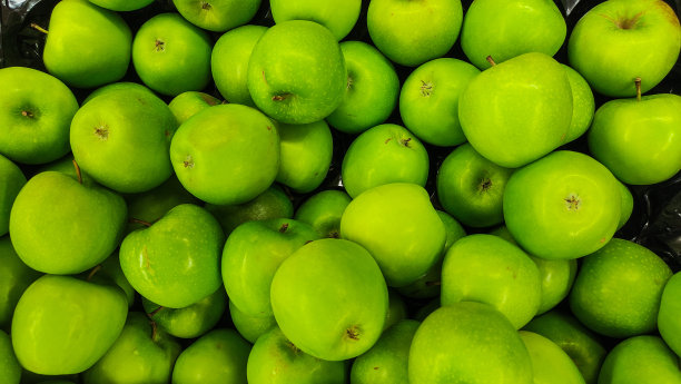 市场摊位上新鲜的有机生青苹果。俯瞰新鲜健康的绿色苹果图片下载
