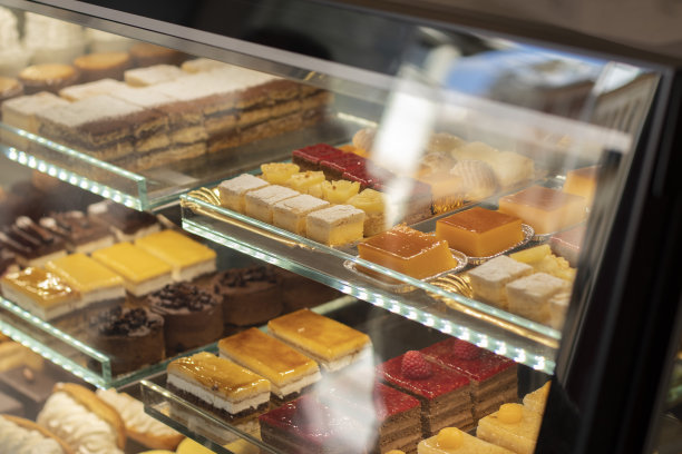 陈列各式各样的甜点和糕点图片下载