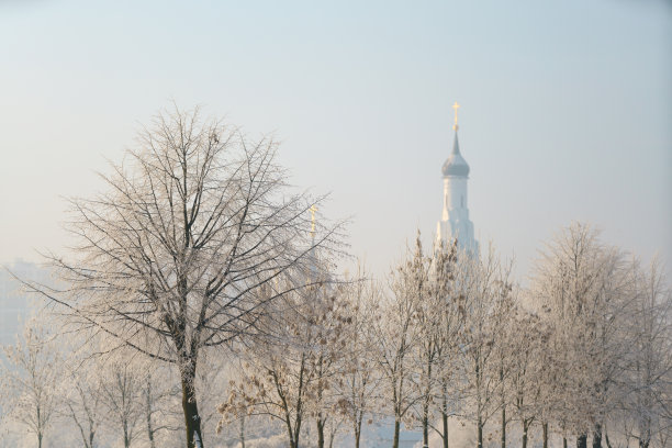 一个有教堂的公园在寒冷的冬天图片下载