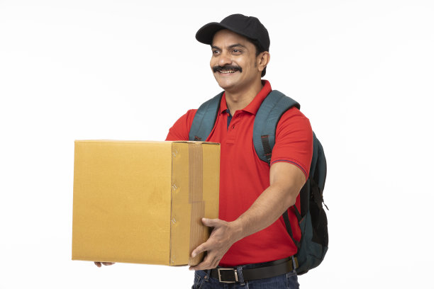 戴黑帽子的送货员的肖像，库存照片图片下载