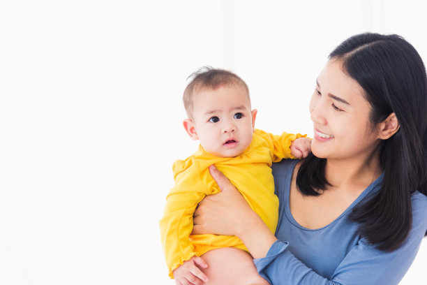 母亲抱着刚出生的婴儿图片下载