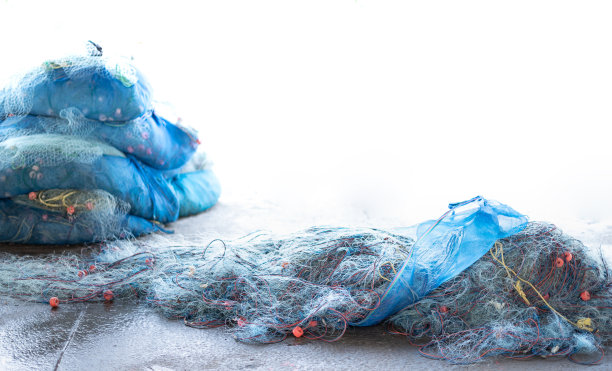 准备捕鱼的渔网放在港口的地板上。这是渔村最流行的职业之一。图片下载