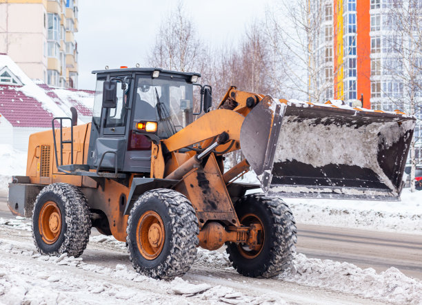 在冬季，清扫城市道路的积雪图片下载