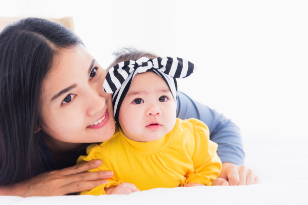 妈妈和他刚出生的小宝宝一起玩着，笑着图片下载