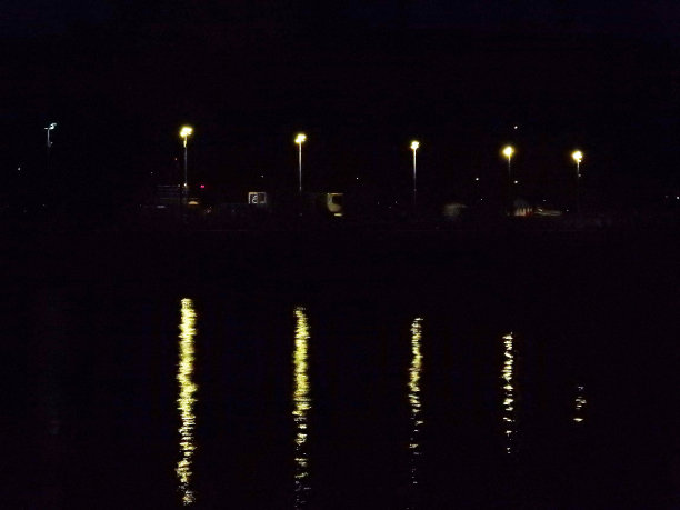 城市滨水区的街灯倒映在水中图片下载