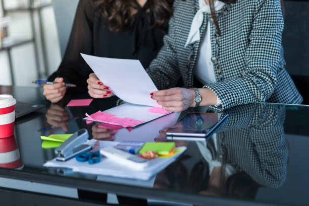 女经理在办公室纸上写字的特写，库存照片图片下载