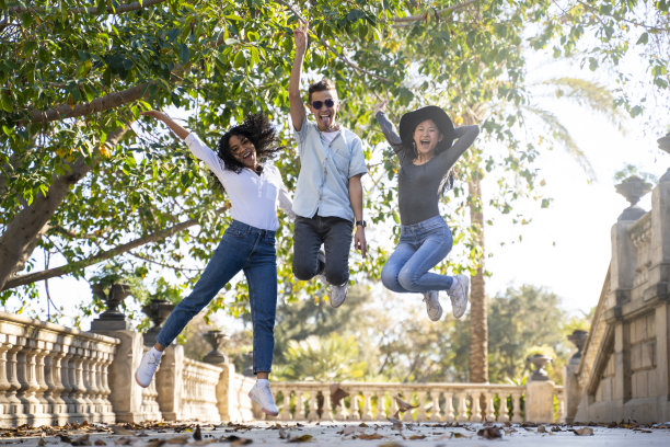 三个朋友在街上跳来跳去，看着镜头图片下载
