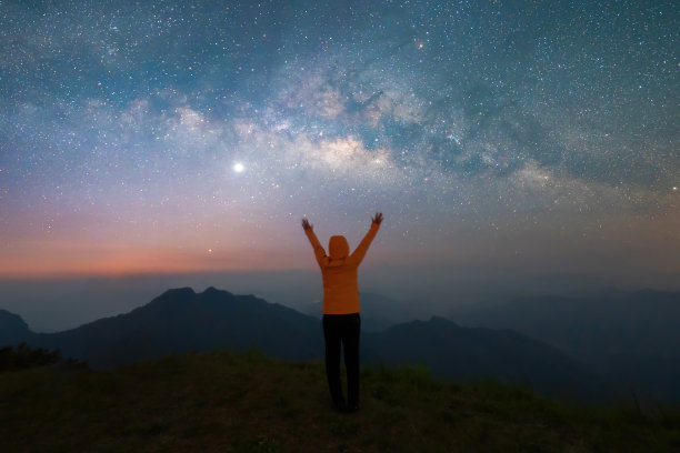 亚洲妇女的肖像，一个游客，在Doi Tung，清莱，泰国与山丘陵，银河银河与星星在晚上旅行。宇宙空间景观背景。人们的生活方式。图片下载