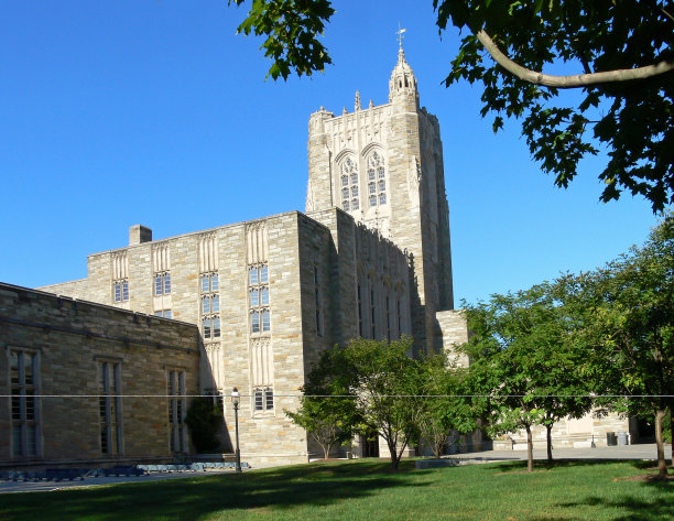 在一个阳光明媚的下午，普林斯顿大学的建筑。图片下载