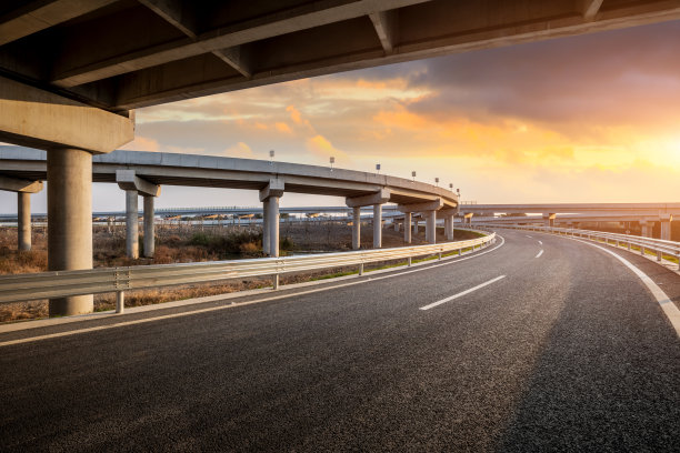 夕阳下空荡荡的道路和桥梁图片下载