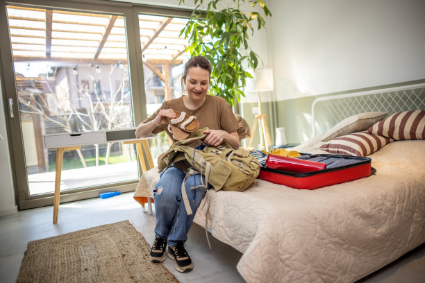 女人在收拾行李去度假图片下载