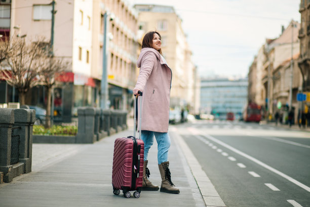 度假的年轻女子图片下载