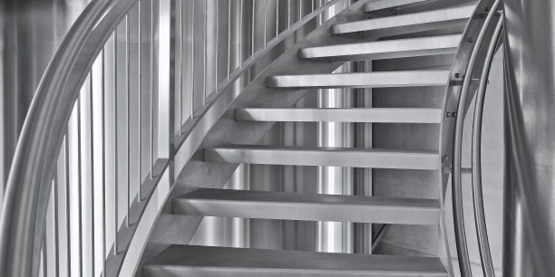 楼梯由不锈钢制成图片下载