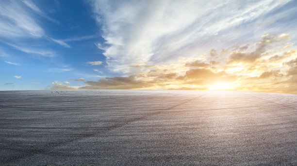柏油路平台和日落时的天空云朵图片下载