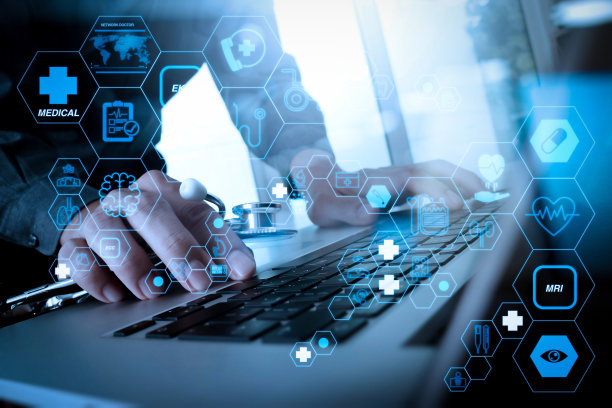 医生在工作空间与笔记本电脑在医疗工作空间办公室图片下载