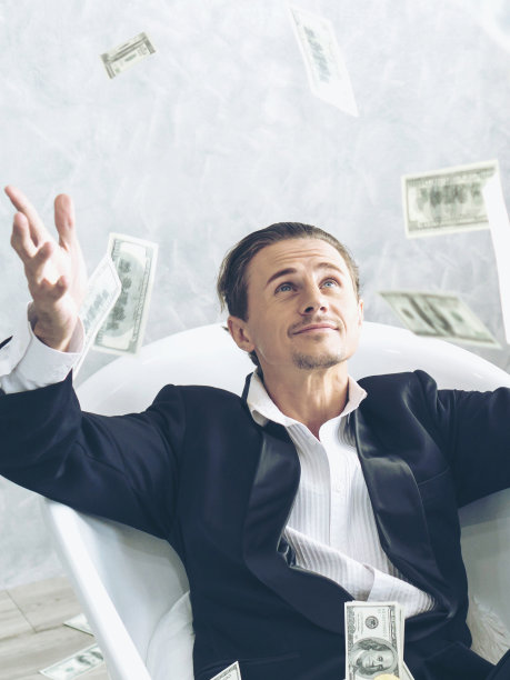 快乐的商人非常富有的人把钞票扔到空中像雨钱钞票和钞票钞票在浴缸-商业成功的概念图片下载