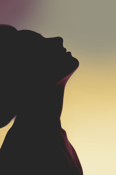 女人黑脸轮廓与飞扬的头发图片下载