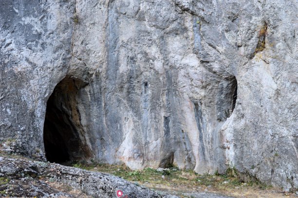 山洞里有一个小入口和一个洞图片下载