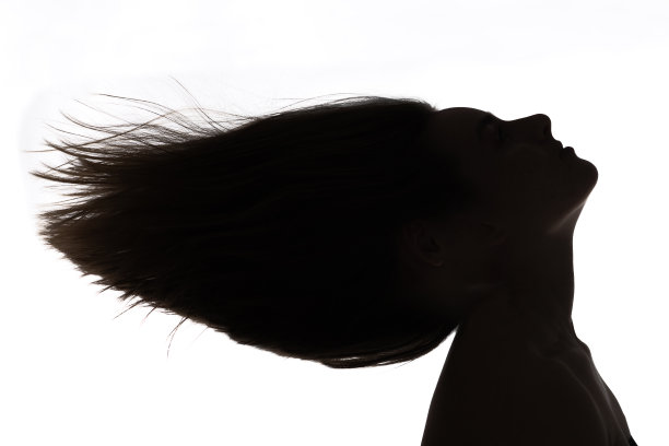 女人黑脸轮廓与飞扬的头发图片下载