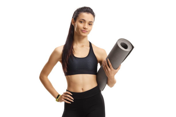 微笑的年轻女性拿着一个运动垫图片下载