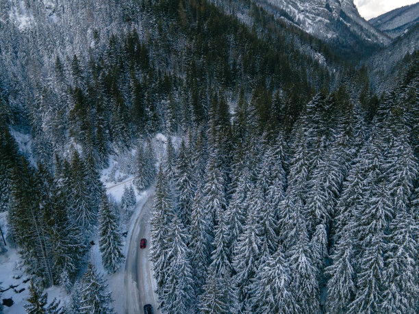 鸟瞰图，在泰特拉山积雪的道路图片下载
