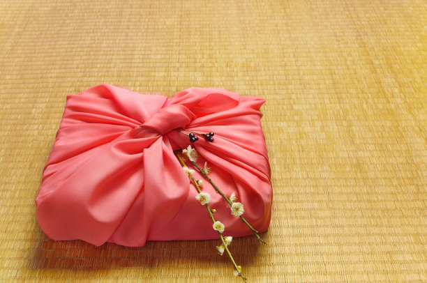 榻榻米上的日式盒子和梅花图片下载