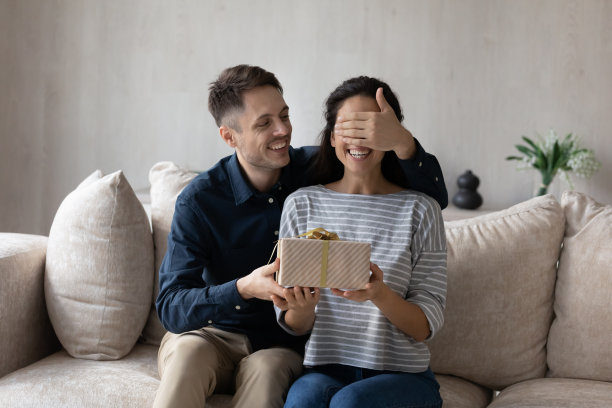 深情的丈夫送礼物盒给妻子惊喜图片下载