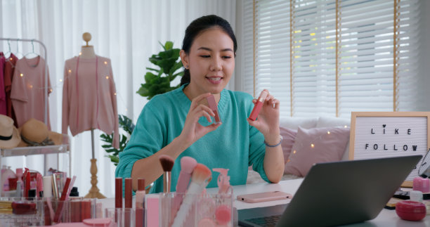 亚洲女性微博网红在家庭工作室录制直播视频。快乐的油管人有趣的谈话说话建议评论爱好在媒体。视频博主自拍拍摄享受工作展示微笑教喜欢和分享。图片下载