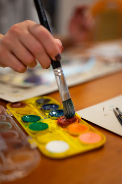 画笔从inf调色板中取颜色。彩色的中世纪城市街道上的纸板。图片下载