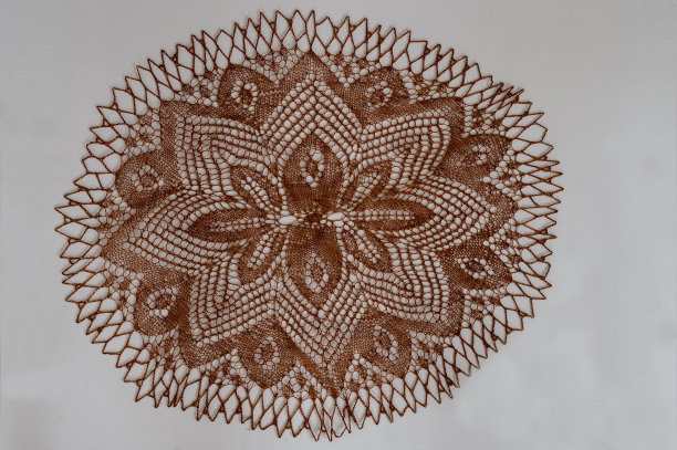 工作编织与棕色线钩针。图片下载