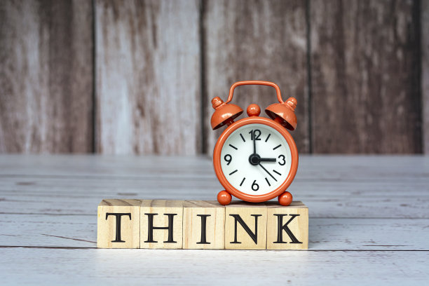 想象文本放在木块上，闹钟设置在桌上3点。图片下载