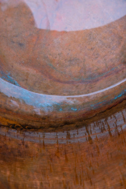 水在铜锅里，铜绿。图片下载