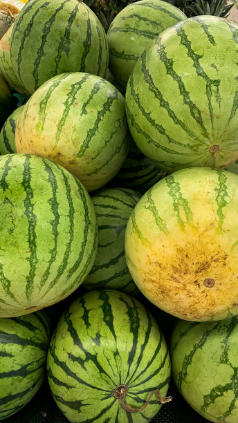 超市里一堆新鲜西瓜图片下载