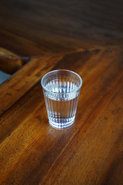 在木桌上关上一杯泉水图片下载