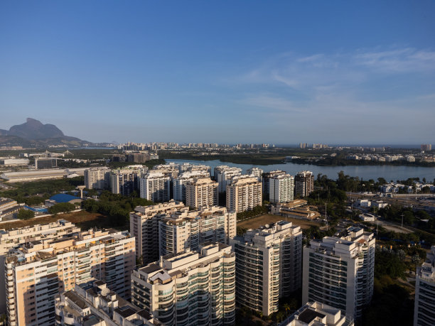 鸟瞰图Jacarépagua，巴西，里约热内卢。住宅建筑和环湖山脉。背景是芭拉·达·蒂茹卡海滩。阳光明媚的一天。无人驾驶飞机的照片图片下载