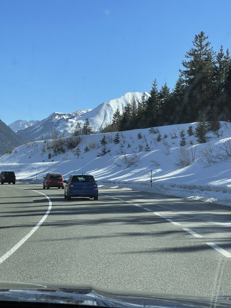 在穿越奥地利的高速公路上，你可以看到阿尔卑斯山脉图片下载