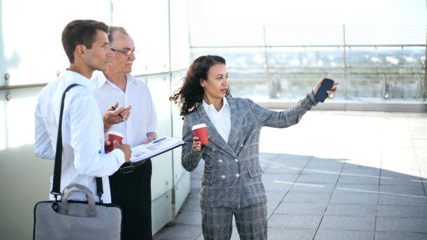 商务人士站在商务中心的平台上讨论着什么图片下载