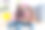穿着粉红色t恤、耳朵戴着兔子耳朵、面带微笑的姐妹女孩在用气球装饰的房间里收集复活节彩蛋图片下载